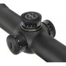 Detailný pohľad na puškohľad Delta Optical Titanium 1,5-9x45 s nastavovacími prvkami a stupnicou pre presné zameranie.