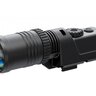 Laserový prísvit Pulsar X850 s čiernym telom a nastaviteľným objektívom, vhodný pre nočné videnie. Má laserovú diódu a je bezpečný pre oči, trieda Class I.