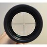 Pohľad cez puškohľad Bering Optics Hunt 1,5-6x42 IR s osvetlenou osnovou 4C a červenou bodkou.