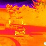 Termovízny záber z kamery FLIR Scout TK s detekciou osôb a vozidiel v prostredí s vegetáciou.