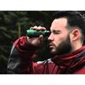 Muž používajúci termovíziu FLIR Scout TK v prírode