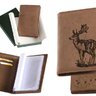 Kožená dokladovka s poľovníckym motívom jeleňa, v hnedej farbe, s odolnou kožou a kvalitným spracovaním. Obsahuje odkladacie priestory na karty. Rozmery 13x9 cm.