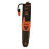 Pevný nôž GERBER BEAR GRYLLS ULTIMATE PRO FIXED BLADE s pogumovaným držadlom a púzdrom, na ktorom je núdzová píšťalka. Nôž je navrhnutý pre prežitie a obsahuje funkcie ako kladivo a možnosť priviazania k žrdi.